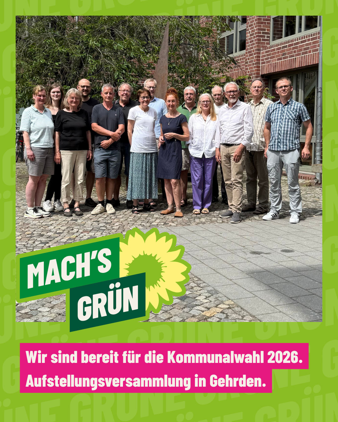 Eine Gruppe von Menschen aufgestellt für eine Gruppenfoto vorm Rathaus in Gehrden.