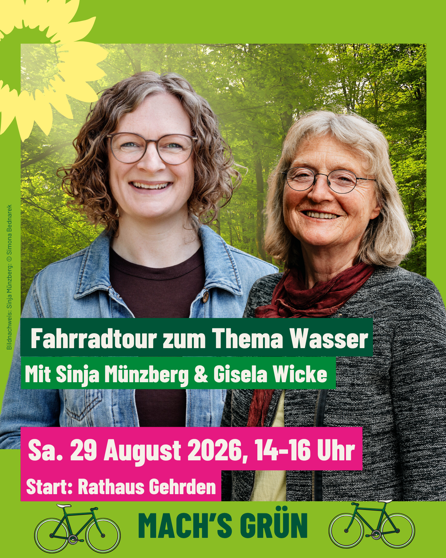Zwei Frauen stehen nebeneinander und lächeln in die Kamera. Beide tragen Brillen und Jacken. Der Hintergrund zeigt einen grünen, lichtdurchfluteten Wald. Im oberen linken Bereich ist eine stilisierte Sonnenblume abgebildet. Im unteren Bereich befindet sich ein farbiger Infokasten mit weißer, grüner und pinker Schrift. Darin stehen Informationen zu einer Fahrradtour, den Namen der beiden Frauen, das Datum, die Uhrzeit und der Startpunkt. Am unteren Rand sind zwei grüne Fahrradsymbole und der Schriftzug 'MACH'S GRÜN' zu sehen.