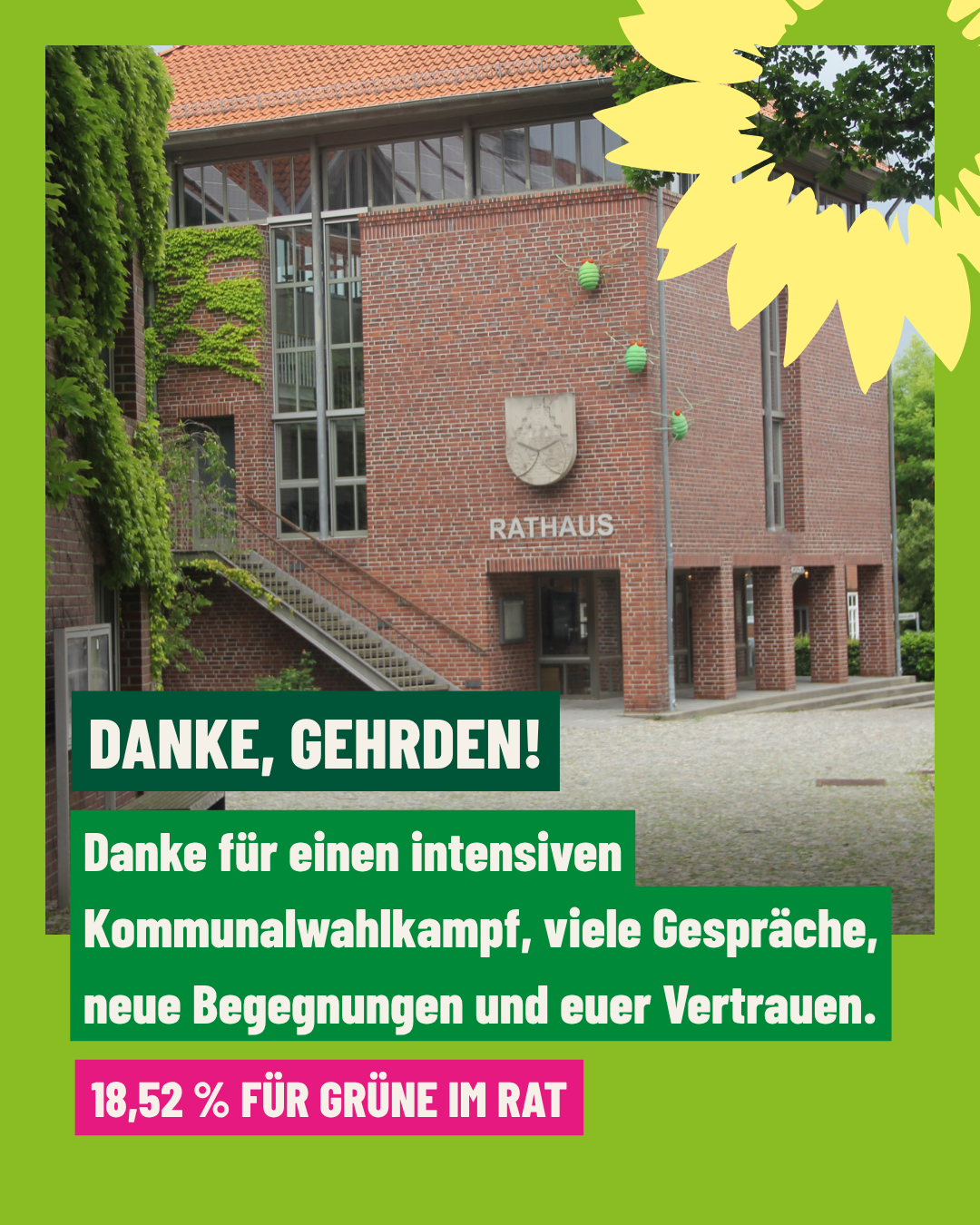 Backstein-Rathausgebäude mit Treppe und Schild mit Wappen über dem Eingang, davor Text in grüner und pinker Fläche mit Dankesbotschaft der Grünen Gehrden